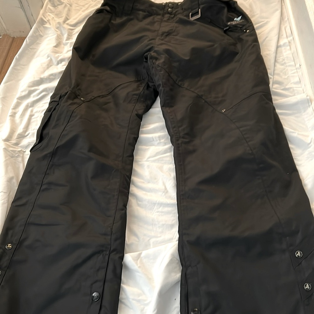 Ocean & Earth women’s ski/snowboarding snow pants. Black. Size XL.